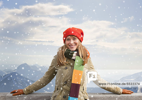 Frau lächelt draußen im Schnee