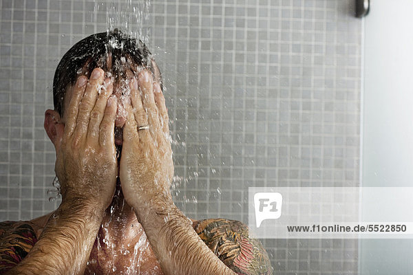 Mann  waschen  Haar
