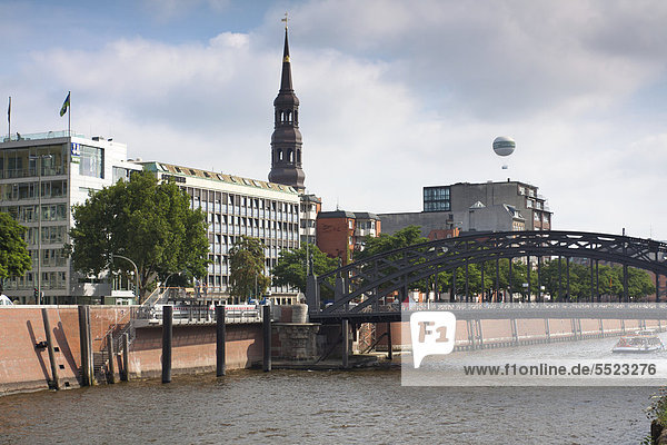 Ausblick von der Hamburger Speicherstadt auf den Binnenhafen und den Turm der St. Katharinen-Kirche  Hamburg  Deutschland  Europa