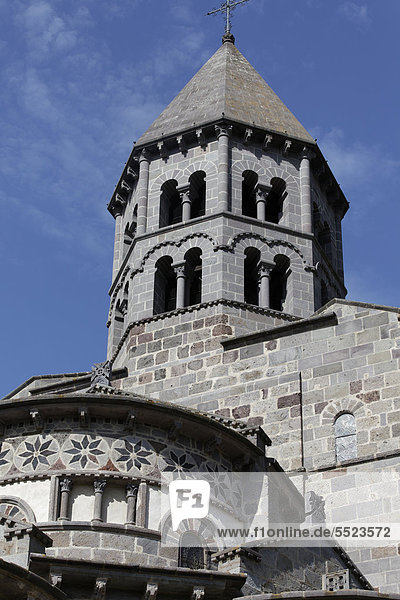 Saint Nectaire  romanische Kirche aus dem 12. Jahrhundert  Parc Naturel Regional des Volcans d'Auvergne  Regionaler Naturpark der Vulkane der Auvergne  Puy de Dome  Frankreich  Europa