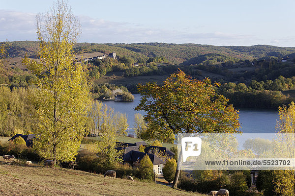 Das Dorf Chasteaux am Stausee Lac du Causse  Brive la Gaillarde  DÈpartement CorrËze  Frankreich  Europa