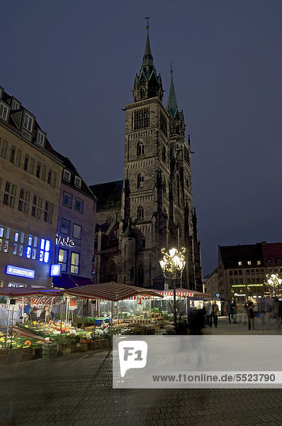 Market stalls on Koenigstrasse and St. Lorenz church at Christmastime  Nuremberg  Franconia  Bavaria  Germany  Europe