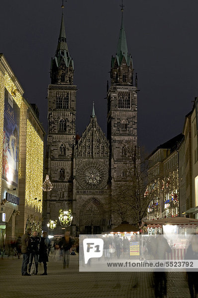 Karolinenstraße und St. Lorenz Kirche zur Weihnachtszeit  Nachtaufnahme  Nürnberg  Franken  Bayern  Deutschland  Europa