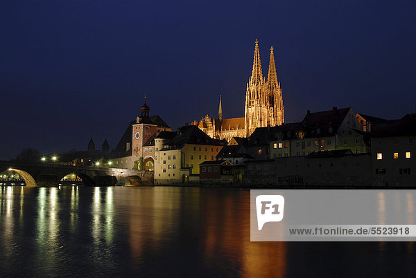Europa Fluss Kathedrale Donau Flutlicht Bayern Deutschland Regensburg Oberpfalz bei Nacht