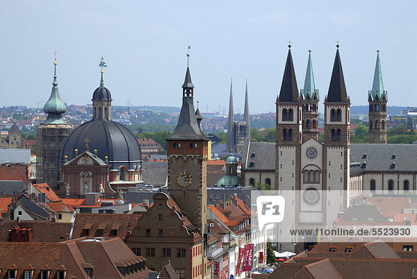 Die Türme von Würzburg dominiert vom St. Kiliansdom gesehen von der Festung Marienberg Würzburg Unterfranken Bayern Deutschland Europa
