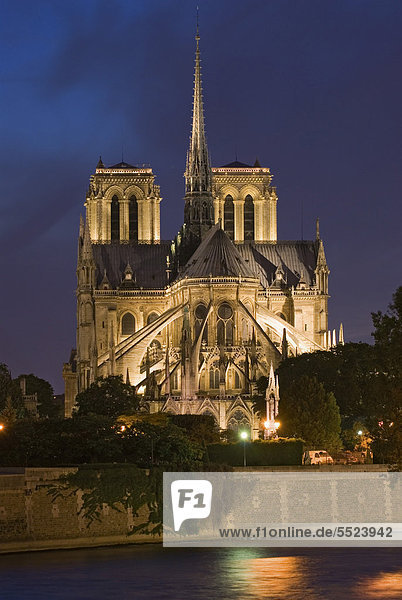 Die gotische Kathedrale Notre Dame de Paris auf der Insel Ile de la Cite und die Seine zur blauen Stunde  gesehen vom Pont de la Toumelle  Paris  Ile de France  Frankreich  Europa