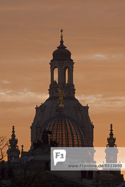 Kuppel der Frauenkirche hinter der Glaskuppel der Dresdner Akademie der Bildenden Künste bei Sonnenuntergang  Dresden  Sachsen  Deutschland  Europa
