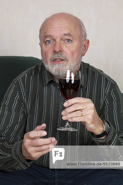 Senior mit Weinglas