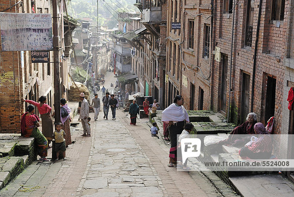 Nepalesen in traditioneller Kleidung auf historischer Straße  Bhaktapur  Kathmandu Tal  Nepal  Asien