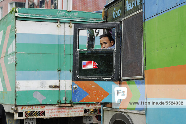 LKW-Fahrer  Grenzort Nyalam - Zhangmu auf dem Friendship Highway Tibet - Nepal  Himalaya  Tibet  Asien