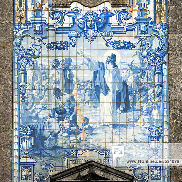 Igreja de Santo Ildefonso  St. Ildefonso Kirche  Nahaufnahme der Außenfassade mit Azulejos-Kacheln  die eine biblische Szene darstellen  Porto  UNESCO Weltkulturerbe  Portugal  Europa