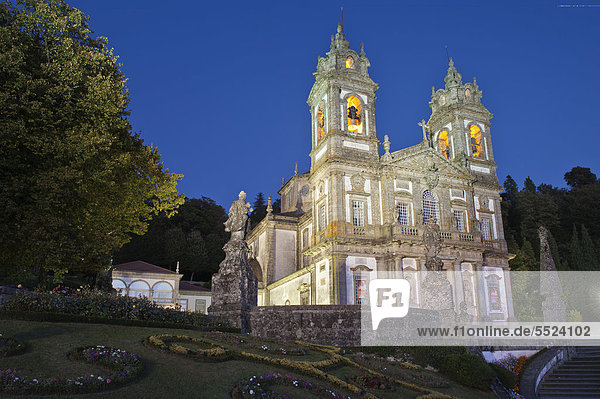 Bom Jesus do Monte Wallfahrtskirche bei Nacht  Braga  Minho  Portugal  Europa