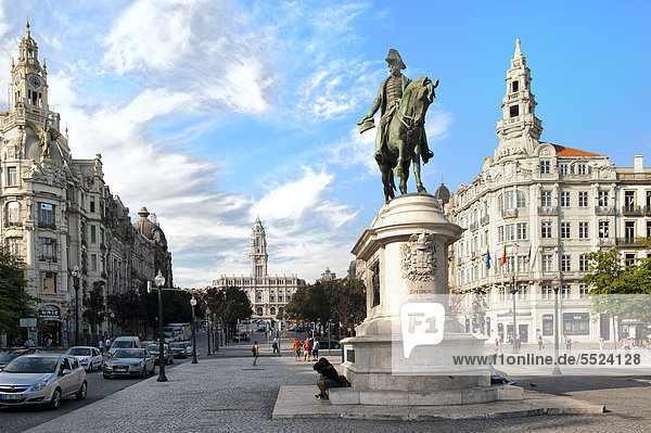 Reiterstatue von Dom Pedro IV  Aliados Avenue mit Rathaus  Porto  UNESCO Weltkulturerbe  Portugal  Europa