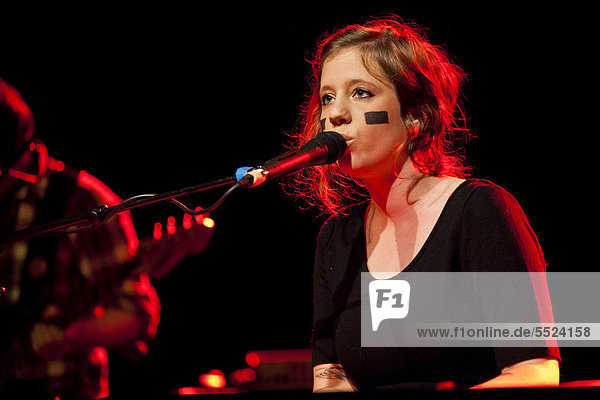 Die Schweizer Sängerin und Musikerin Anna Aaron live in der Schüür Luzern  Schweiz  Europa