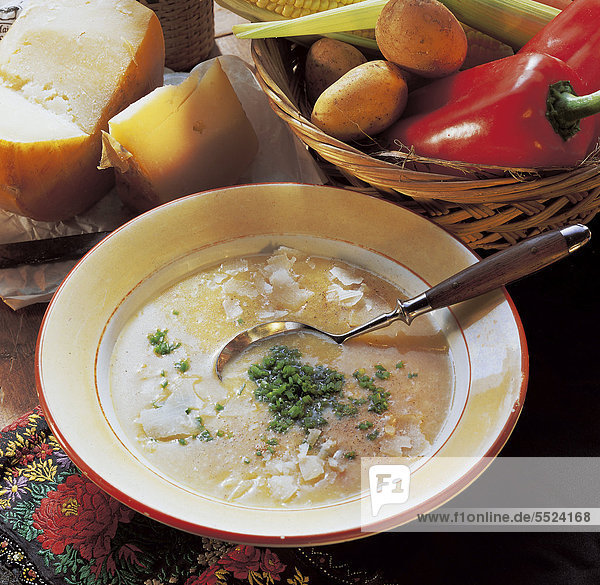 Moldawische Kartoffel-Käse-Suppe mit Zwiebeln  Möhren und Schafskäse  Moldawien  Rezept gegen Gebühr erhältlich