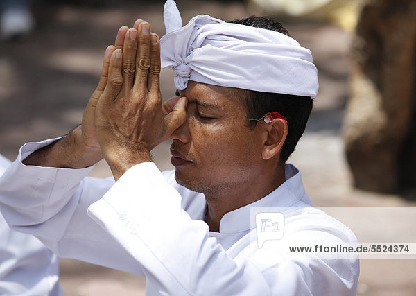 Priester während einer Hindu-Tempel-Zeremonie  Nusa Dua  Bali  Indonesien  Südostasien  Asien