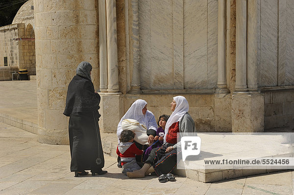 Israelische Palästineserinnen mit Kopftuch ruhen sich mit ihren Kindern auf dem Sockel vom Himmelfahrtdom auf dem Tempelberg aus  arabisches Viertel  Altstadt  Jerusalem  Israel  Vorderasien  Naher Osten