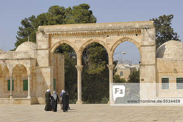 Israeli Palestinian women on the Temple Mount approaching the arcades with Byzantine columns  Al-Mawazin  Muslim Quarter  Old City  Jerusalem  Israel  Middle East