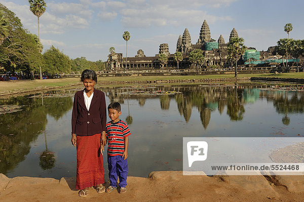Khmer  Frau und Kind  vor Angkor Wat  Siam Reap  Kambodscha  Südostasien