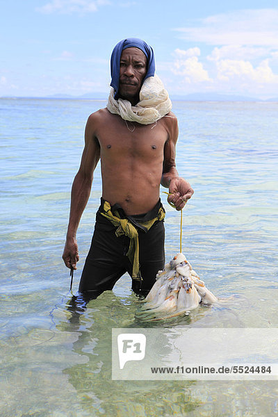 Oktopusfischer  La Digue  Seychellen  Afrika  Indischer Ozean