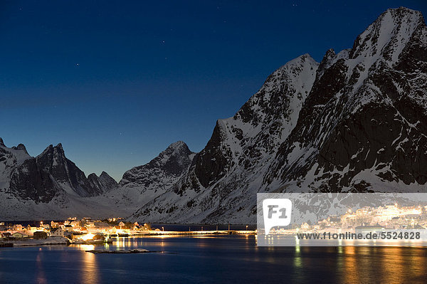 Winterstimmung  Reine  Lofoteninsel Moskenes¯ya  Moskenesoya  Lofoten  Nordnorwegen  Norwegen  Europa