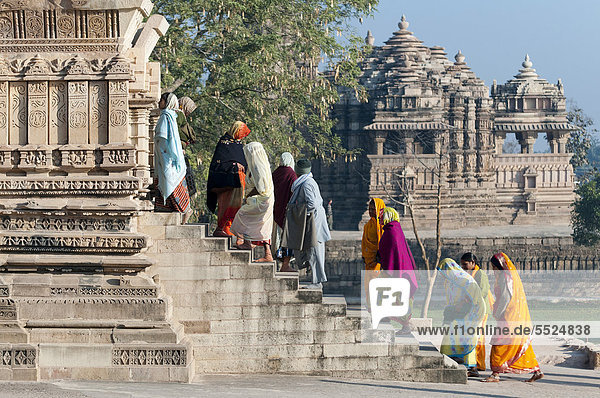 Indische Besucher-Gruppe  Khajuraho  Unesco Weltkulturerbe  Madhya Pradesh  Indien  Asien