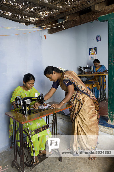 Unter Aufsicht einer Lehrerin wird jungen Frauen Schneidern und Nähen beigebracht  berufliche und technische Ausbildung  Nanniyur Pudhur nahe Karur  Tamil Nadu  Indien  Asien