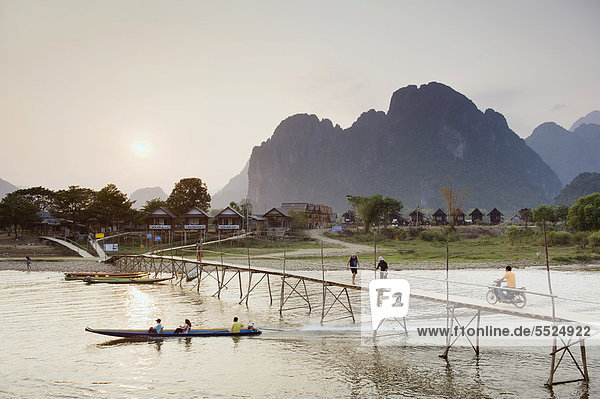 Vientiane Hauptstadt über Brücke Fluss Kanu Bambus Gesang Vietnam Asien Laos Lied Vang Vieng
