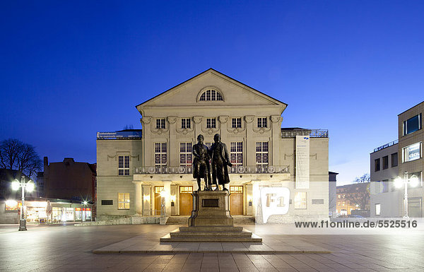 Deutsches Nationaltheater  Goethe-Schiller-Denkmal  Weimar  Thüringen  Deutschland  Europa  ÖffentlicherGrund