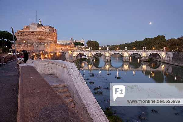 Engelsburg und Ponte S. Angelo  Engelsbrücke  Fluss Tiber  Abenddämmerung  Rom  Italien  Europa
