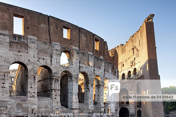 Die Außenmauern des Kolosseums im Abendlicht  Rom  Italien  Europa