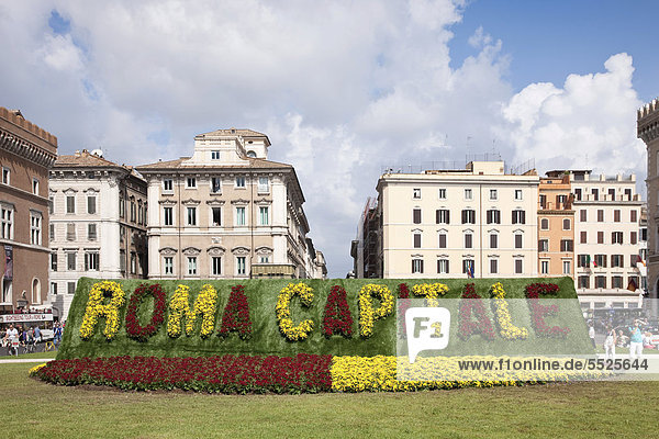 Die Piazza Venezia  feierlich mit Blumen zum Hauptstadtjubiläum geschmückt  Rom  Italien  Europa
