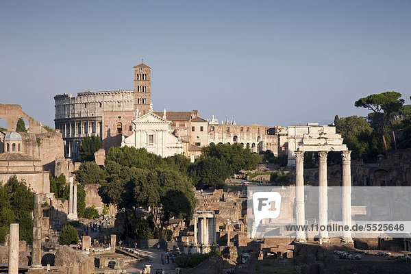 Forum Romanum und das Kolosseum im Abendlicht  Rom  Italien  Europa
