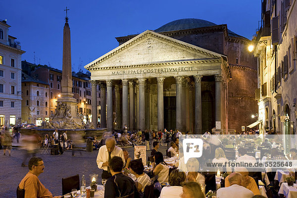 Das Pantheon und die Piazza della Rotonda mit Speiselokalen in der Abenddämmerung  Rom  Italien  Europa