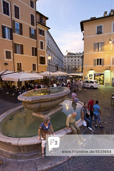 Brunnen am Campo de Fiori  in der Abenddämmerung  Blick Richtung Palazzo Cancelleria  Rom  Italien  Europa