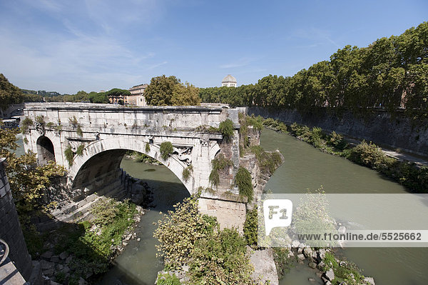 Die Ponte Rotto  alte und bereits eingestürzte Brücke bei der Tiberinsel  führte früher über den Tiber  Rom  Italien  Europa