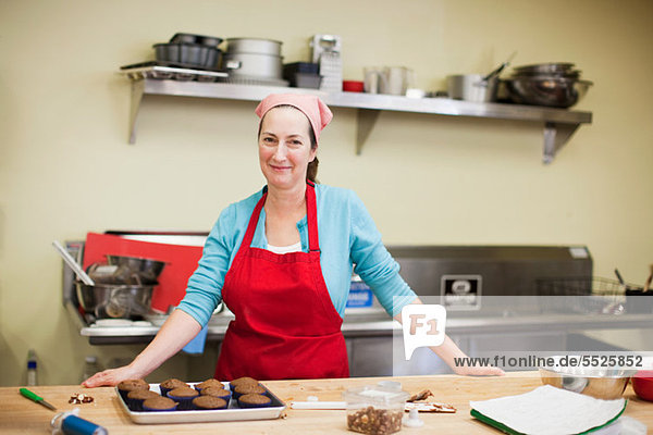 Portrait von Frau arbeitet in der Bäckerei