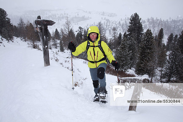 Schneeschuhgänger auf der Fanes-Alm  St. Vigil  Südtirol  Italien  Europa