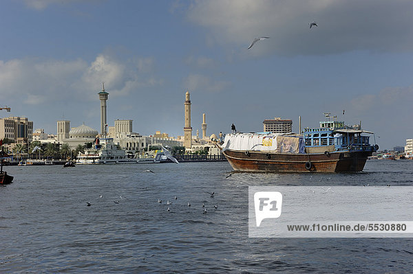Dhau vor der Kulisse von Bur Dubai Dubai Vereinigte Arabische Emirate Arabien Arabische Halbinsel