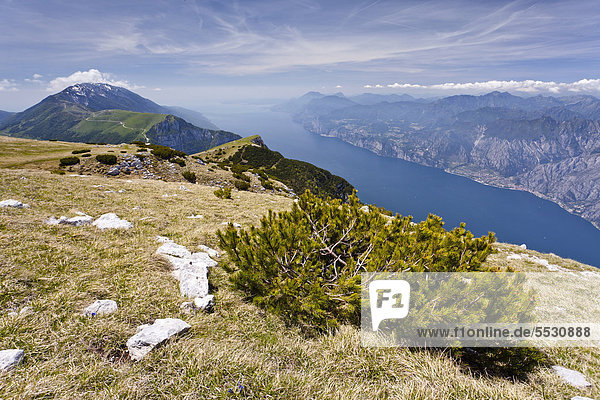 Auf dem Monte Altissimo oberhalb von Nago  unten der Gardasee  hinten der Monte Baldo  Trentino  Italien  Europa