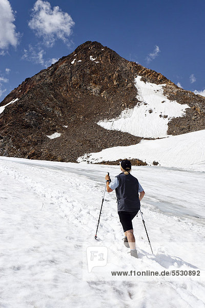 Wanderin beim Aufstieg im Schnee zur Finailspitz im Schnalstal durch das Tisental hinten die Finailspitz Südtirol Italien Europa