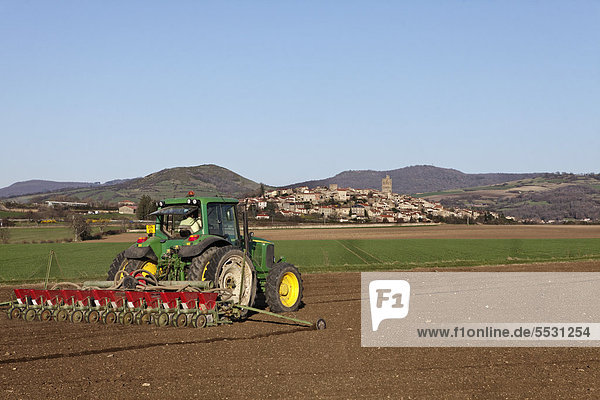 Traktor auf einem Feld  Zuckerrübenanbau  Dorf Montpeyroux  Limagne Ebene  DÈpartement Puy-de-DÙme  Frankreich  Europa