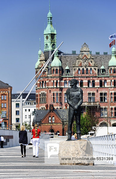Störtebeker-Statue am Magdeburger Hafen in der Hafencity von Hamburg  Deutschland  Europa