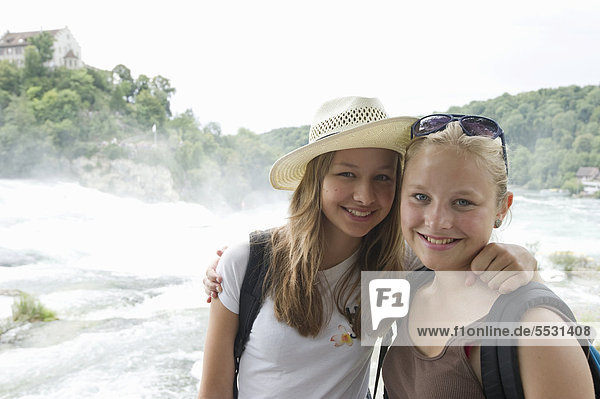 Zwei junge Touristinnen  Rheinfall  Schaffhausen  Schweiz  Europa
