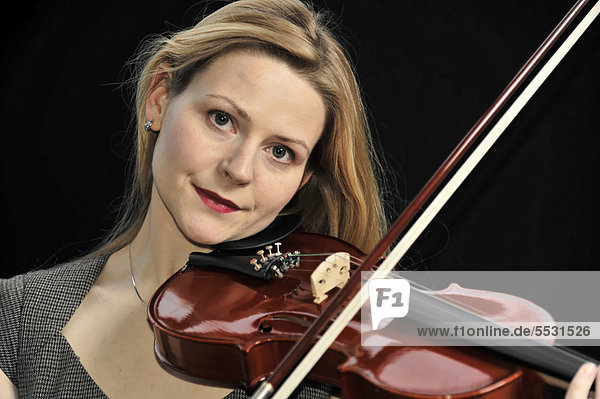 Junge Frau spielt Geige