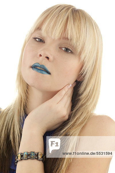 Junge blonde Frau mit blauem Lippenstift  Portrait