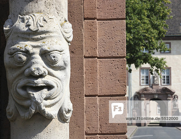 Figur am Eingangstor  ehemalige Abtei und Schloss Corvey in Höxter  Weserbergland  Nordrhein-Westfalen  Deutschland  Europa  Deutschland  Europa