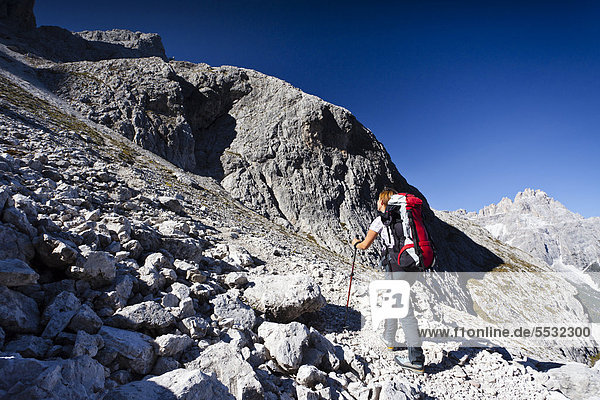 Wanderin beim Aufstieg zum Alpinisteig durch das Fischleintal oberhalb der Talschlusshütte  hinten die Dreischusterspitze  Hochpustertal  Sexten  Dolomiten  Südtirol  Italien  Europa