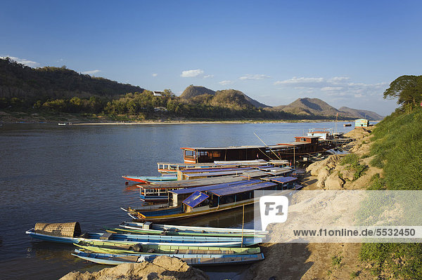 Flussboote auf dem Mekong Fluss  Luang Prabang  Laos  Indochina  Asien