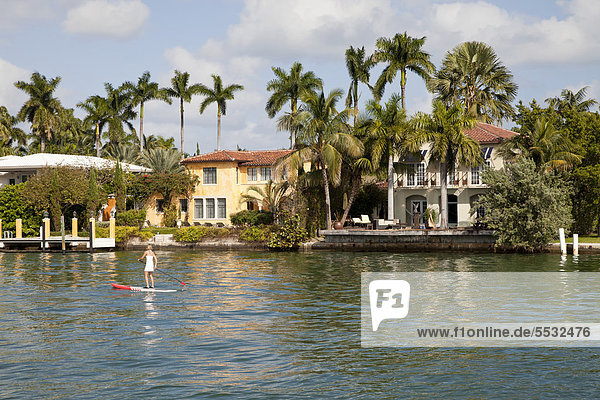 Vereinigte Staaten von Amerika USA Herrenhaus Surfboard Reichtum Mädchen Florida Miami